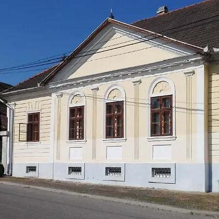 Kiraly Panzio Es Etterem 게스트하우스